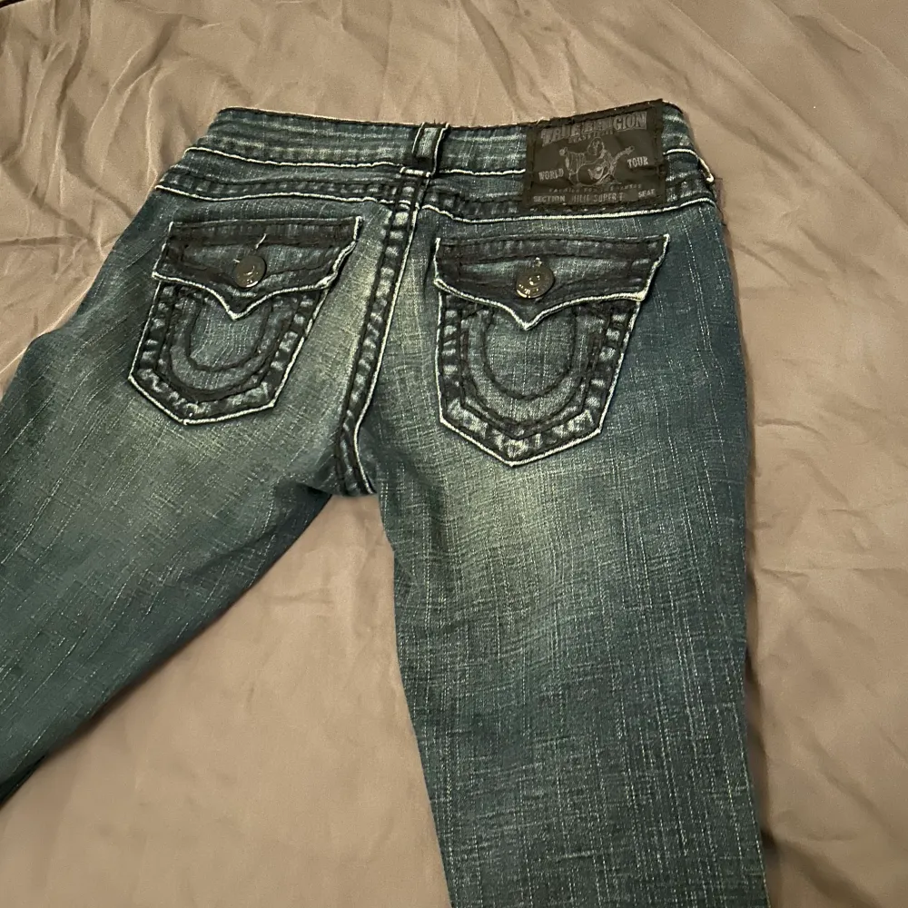 Bra skick, raka hela vägen, lågmidjade, säljer för de är för långa 💕💕. Jeans & Byxor.