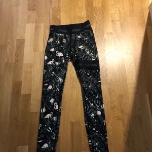 Stronger tights S - Säljer mina stronger tights då dem inte kommer till användning längre. Knappt använd och i väldigt fint skick. Nypris 800kr, köparen står för frakten. Skriv om ni har fler frågor💕