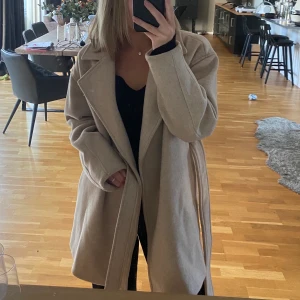 Beige kappa  - Kort beige kappa i strl 36 köpt på NA-KD för 899kr. Endast använd någon gång. Köparen står för frakten. Skriv privat för fler bilder. 