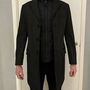 Fay Double Coat (black) - Säljer denna stiliga jacka från italienska FAY. Har endast använt jackan 1 gång och sen har den blivit hängandes i garderoben då den inte passar.   Jackan är inköpt hos fay för ca 1000€  Säljer den för 7000kr vilket jag tycker är ett väldigt bra pris. 