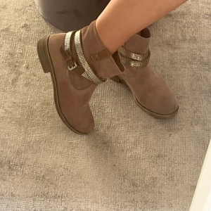 Mocka boots - Ett par så snygga låga boots i mocka med ett jättecoolt spänne (som även går att ta bort)! Ser helt oanvända ut 