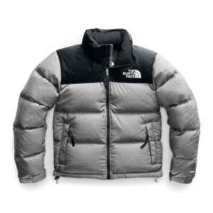 The north face puffer jacket - Intressekoll på denna north face puffer jacket i storlek S!!  Väldigt sparsamt använd  Köpt för ca 3000kr.