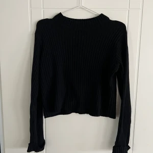 Tröja  - Stickad tröja ifrån Pull&Bear i färgen svart. Storlek M🖤