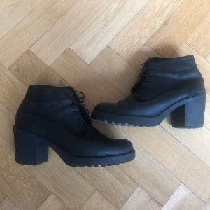 Vagabond boots - Klassiska boots med klack från vagabond  Välanvända men har mycket kvar att ge, därav det låga priset. 