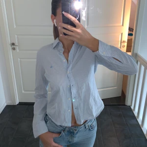 Skjorta - Säljer min skjorta, dock vet jag inte vilket märke det är. Strl xs, pris 109 köparen står för frakt 