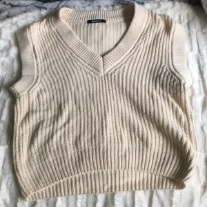 Stickad väst - Stickad, beige väst från ginatricot🤎 I fint skick, har använts Max 5 gånger!!💗  I storlek Xs🥰  Tar endast swish, skriv vid intresse❤️ Kunden betalar frakten💗
