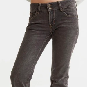 Flare lågmidjade jeans - Sjukt snygga lågmidjdade jeans i storlek 32 från hm, helt slutsåld