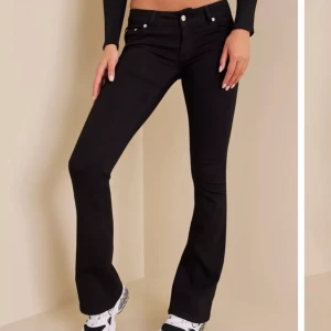 Svarta jeans  - Intressekoll, Svarta lågmidjade jeans, kom privat för fler bilder 💗