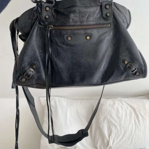 Balenciaga - Säljer en jättefin svart balenciaga åt min kompis💖Köpt på the vintage bar för 9000, äkta såklart!!Dustbag och äkthetsbevis tillkommer, pris-7500 kr. Skriv privat ifall ni vill ha mer information eller bilder, liten missfärgning. Tryck inte på köpt nu!