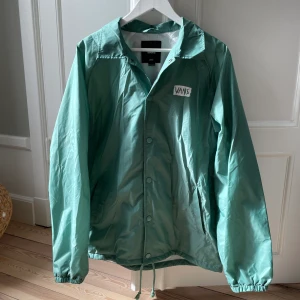 Vans Regnjacka - Regnjacka från vans storlek L. Mintgrön.  I perfekt skick, ingen skada.