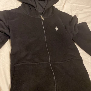 Polo Ralph lauren hoddie - Äkta och köpt på Zalando för 1600 men den var för liten så använde den 1 gång den är svart bilderna blev jättekonstiga