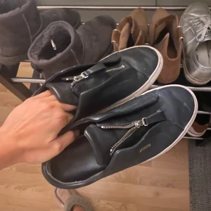 Skor - Jätte fina arigato skor som är i fint skick❤️