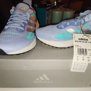 Adidas sneakers - Helt nya äkta adidas sneakers! lila med blåa detaljer. sitter bra och är bekväma på alla sätt. Aldrig använda. Kontakta mig om du har frågor eller vill ha mer info💗