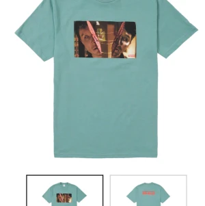 Supreme split tee - Supreme split tee grön i storlek L, har kvitto. Kan mötas i Stockholm eller skickas 
