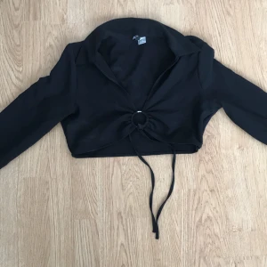 Svart top från H&M - Svart, top, storlek 38 S. Har använt den engång men är för liten för mig.