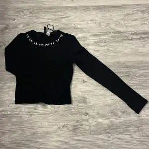 En väldigt fin svart ribbad tröja med diamanter från H&M.  Bra skick⭐️