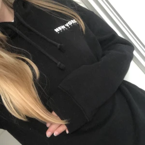 Svart hoodie  - En svart Hoodie med texten ” New york Manhattan” på framsidan och ” seven cities” på luvan. Endast använd några få gånger.  Priset kan diskuteras vid snabbt köp.