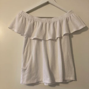 Off shouldet topp - Söt topp, köpt på bikbok. I väldigt fint skick💓💓Är storlek m men sitter mer som s