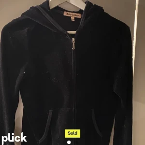 Juicy tröja strl S - Intressekonll på min svarta juicy couture zip up tröja i den gamla modellen, inga skador och näst intill oanvänd💗 Står strl L i den men passar mig alldeles utmärkt som har strl S💗 Bilderna kommer från förra ägaren som jag köpte den av 💗