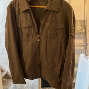  Grå Jacka - Jätte fin kill jacka , som ny, det står strl L / 40 på den . längden, bystmått 60cm gånger 2