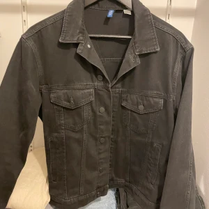 Jeansjacka - Jeansjacka i tvättad svart färg från hm x post malone kollektionen. Använd fåtalgånger så jackan är i superbra skick. 