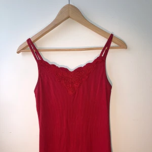 Linne  - Linne med spets, storlek: M. Funkar dock som S. Stretchigt tyg. Gott skick, knappt använd. 