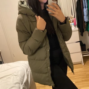 Threadbare medellång pufferjacka - Threadbare medellång pufferjacka i khaki grön. Köpt på asos. Aldrig använt. Prislapp kvar. Nypris: 726;-