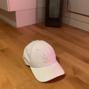 Vit Yankees keps - Relativt oanvänd keps. Skulle säga nyskick. 