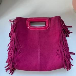 Maje väska - Jag säljer min väl andvända maje väska💗köpt på plick för ett halv år sen. Band ingår, skriv för fler bilder🤩