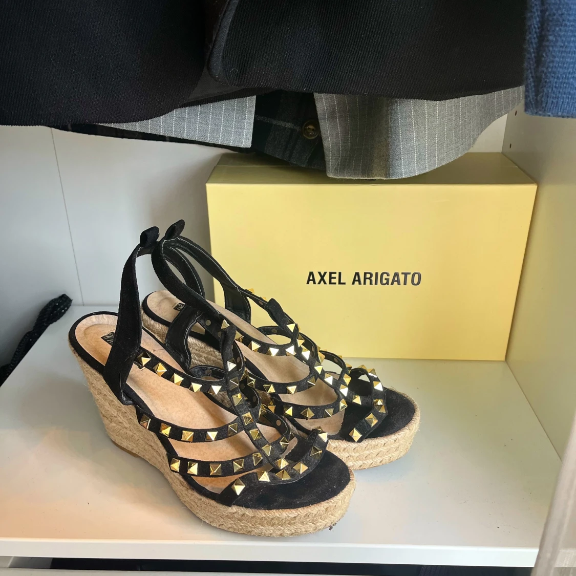 Snygga kilklackar med nitar - 90