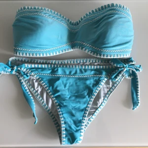 Panos Emporio bikini - Blå Panos Emporio bikini i väldigt använt skick, slitage finns. Givetvis nytvättad🌸 Knäppe på baksidan av toppen och inlägg som inte går att ta ut.  Gratis vid köp av flera andra plagg, annars 20kr.  Hämtas i Kungsbacka eller skickas mot fraktkostnad☺️
