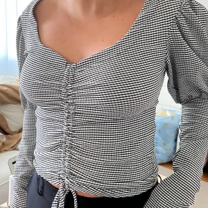 Blus  - En rutig tröja från Ginatricot, storlek S🥰 Använd fåtal gånger😝