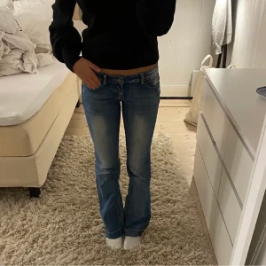 Lågmidjade jeans - Superfina Lågmidjade jeans som jag köpt här på plick! Lånade bilder från hon jag köpte dom av. Säljer vidare då dom tyvärr var för stora på mig. Dom passar till allt, superfin färg och passform! 