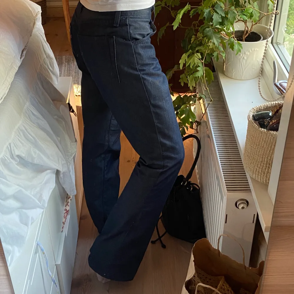 Mörkblå Levis jeans, för långa för mig som är 163. Bootcut/ raka i modellen  Midjemått och innerbenslängd är 80cm. Jeans & Byxor.