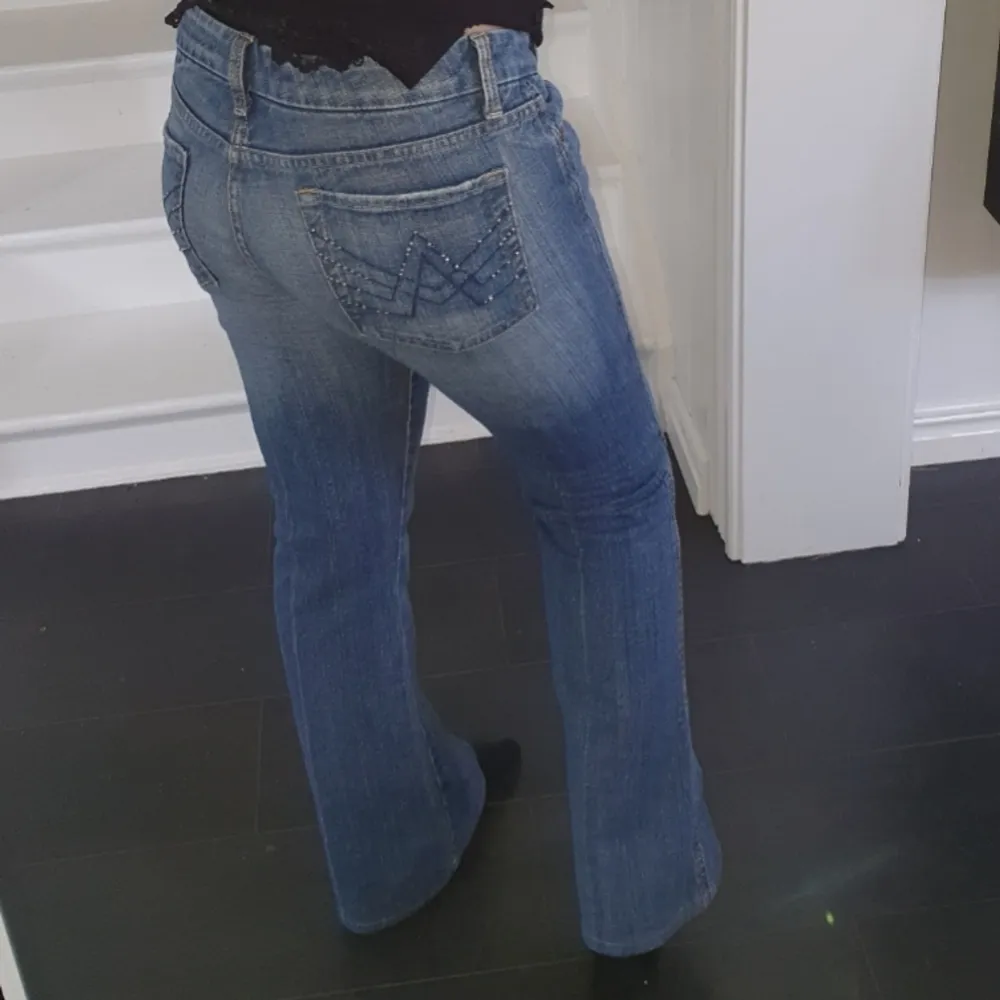Hej! Säljer dessa jeansen då dem inte är min stil längre, hör gärna av dig för fler frågor💕💕💕. Jeans & Byxor.