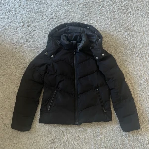 GAP jacka - Säljer den här vinterjackan från GAP, har använt den ungefär två vintrar. Det är lite smink uppe på kragen men det går säkert att tvätta bort och pälsen till jackan har jag tyvärr tappat bort, annars är jackan i väldigt bra skick.