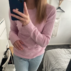 Rosa stickad tröja  - Köpt från Vero Moda. Nyskick, använd Max 5 gånger. Som ny. Storlek M, lite oversised på mig som brukar ha både M och S💗 Köparen står för frakt!🌸