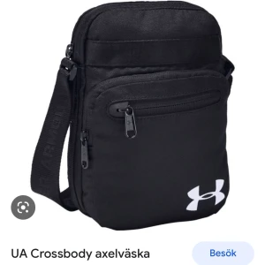 Under armour väska - Super fin axelväska från under armour! Säljs för den inte kommer till användning längre. Köparen står för frakten, eller möts upp i Stockholm❣️