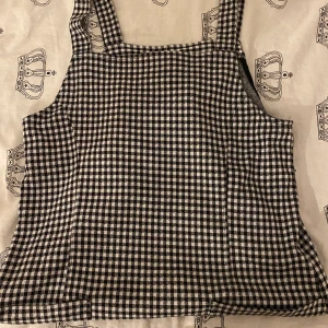 Rutig klänning - Klänningen är i mycket bra skick! Säljer den för att den är för stor. Jag har använt den en gång. 