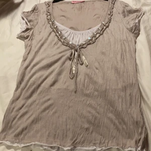 T-shirt  - En super gulling tröja från märket på bilden sitter super fint på men inte andvänt på länge  Står att det atorlek L-XL men skulle passa M okså eftersom jag själv är det  KÖPRE STÅR FÖR FRAKT