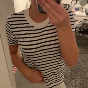 Randig t-shirt - Jag säljer min mörkblå randiga t-shirt från zara som är supersnygg💕den är använd en gång så nästan som ny💕kontakta mig vid fler frågor!