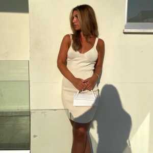 Virkat klänning  - Jättefin virkad klänning i vitt/ off white, köpt på Gina tricot. Storlek s🤍