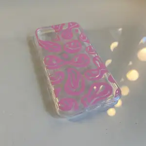 Genomskinligt iPhone 11 mobilskal med rosa smileys. Aldrig använt. Kan mötas upp eller frakta.