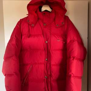 Röd Outdoor Garment By Catmandoo jacka. Storlek Medium Väldigt tjock jacka som är perfekt för vinter!  Kan mötas upp i Västerås eller Stockholm. Kan skickas också med post.  