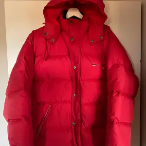 Röd Outdoor Garment By Catmandoo jacka. Storlek Medium Väldigt tjock jacka som är perfekt för vinter!  Kan mötas upp i Västerås eller Stockholm. Kan skickas också med post.  