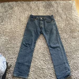 Ett par Levis jeans som var köpta för drygt ett år sedan, tvättade en gång. Ordinarie pris 700kr