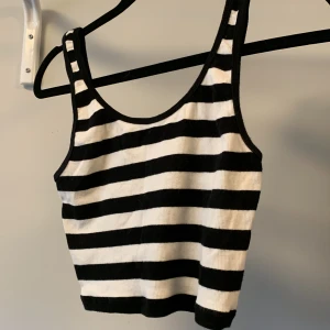 Kort topp från Other stories  - Randig topp från Other stories.