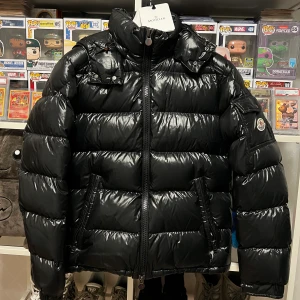 Moncler Maya Svart Size 2 - Moncler Maya i size 2. Använd fåtal gånger. Ingår kvitto, tags och triangeln.