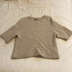 & other storis tröja  - Säljer denna trendiga tröja som är slutsåld på hemsidan då den krympt något i tvätten. Skulle säga ett den är en XS, va först en S :)  Sparsamt använd! Då de va många intresserade så är de budgivning så klicka EJ på köp direkt 🥰