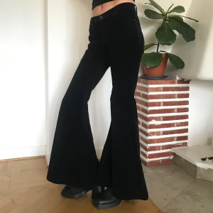 Utsvängda Manchesterbyxor  - OTROLIGA utsvängda byxor i Manchester. Vintage antagligen 90-tal men med sjuk 70s vibe. Älskar dem men de kommer inte till användning <\3  Midrise och strl 29/36 men är ganska små i midjan (har vanligtvis ish 27). 90cm i innerbenslängd! Dm för frågor<33